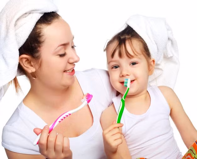 Nên duy trì thói quen vệ sinh răng miệng đúng cách mỗi ngày cho trẻ để tránh bị nhiệt miệng.
