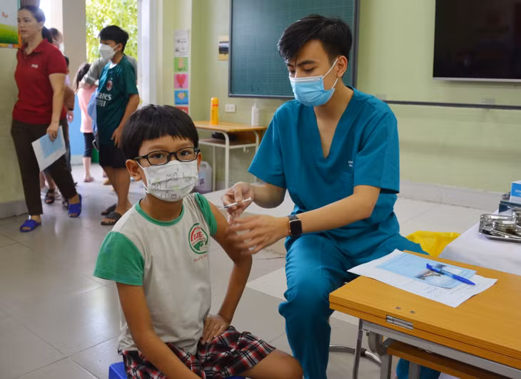 Tiêm vắc-xin phòng Covid-19 cho trẻ từ 5 đến dưới 12 tuổi tại điểm tiêm Trường Đoàn Thị Điểm (TP Hạ Long).