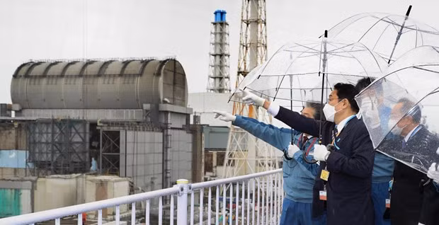 Thủ tướng Nhật Bản Fumio Kishida (giữa) thị sát nhà máy điện hạt nhân Fukushima Daiichi. Ảnh: Kyodo