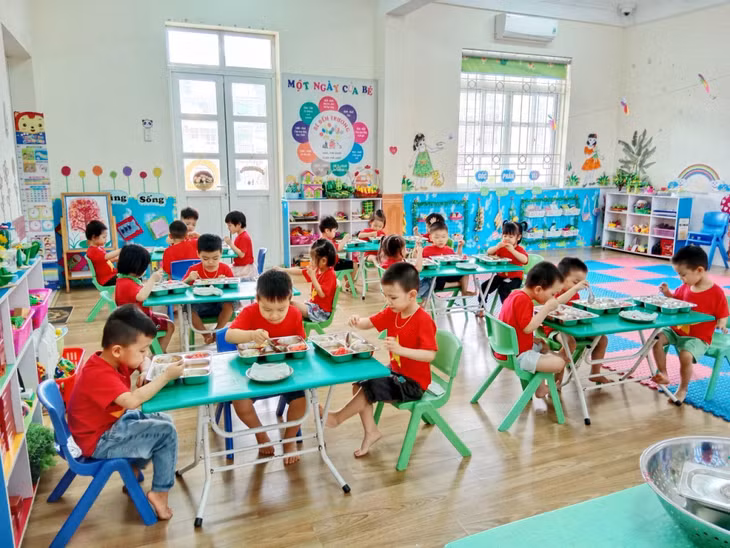 Giờ ăn trưa của học sinh Trường Mầm non Hạ Long.