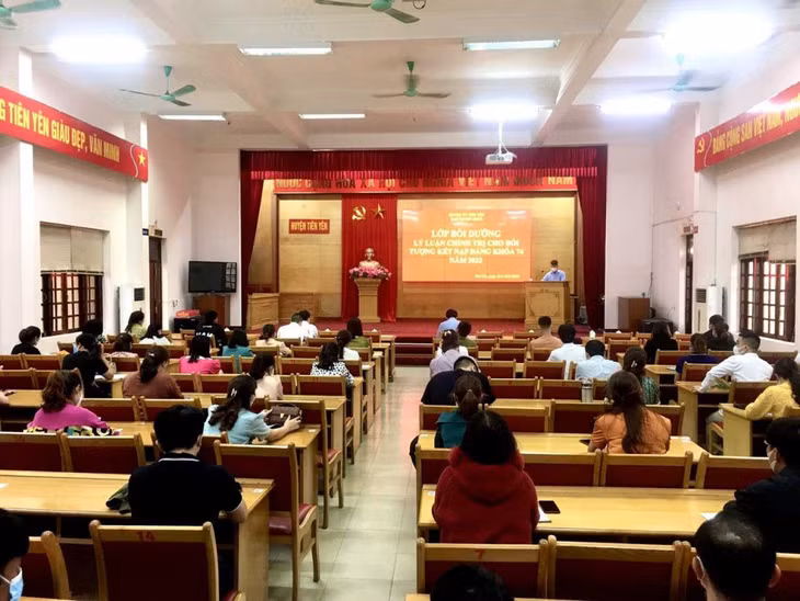 Huyện Tiên Yên tổ chức lớp bồi dưỡng lý luận chính trị cho đối tượng kết nạp Đảng khóa 74, tháng 3/2022. Ảnh: Trung tâm TT&VH Tiên Yên