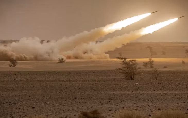 Bệ phóng M142 HIMARS khai hoả trong cuộc tập trận Sư tử châu Phi ở Marco vào 9/6/2021. Ảnh: Newweek