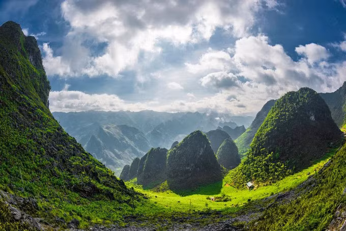 Đến Hà Giang vào dịp đầu năm, du khách sẽ được đắm mình trong sắc hồng trắng của hoa mơ hoa mận, giữa năm là mùa nước đổ, cuối năm là vẻ đẹp của hoa tam giác mạch ngập tràn khắp cao nguyên đá...