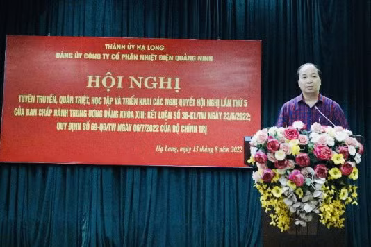 Đồng chí Nguyễn Hoàng Quý, Ủy viên Ban Thường vụ Thành ủy, Thủ trưởng Ủy ban Thanh tra - Kiểm tra Thành ủy Hạ Long truyền đạt về Quy định số 69-QĐ/TW.