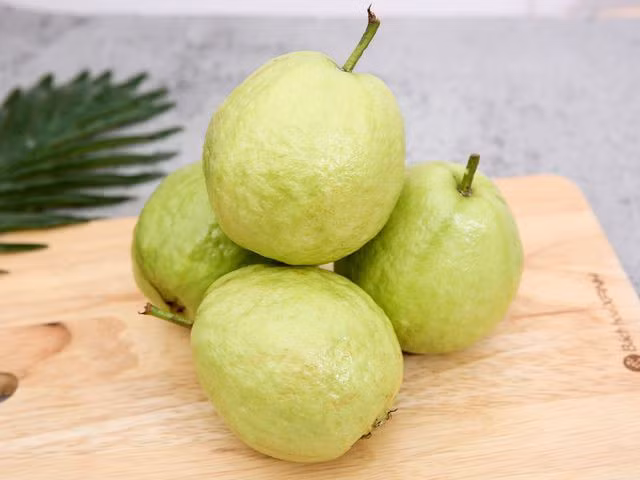 Ổi, trái cây nhiệt đới giàu vitamin C, chất chống oxy hóa giúp bạn duy trì làn da mịn màng