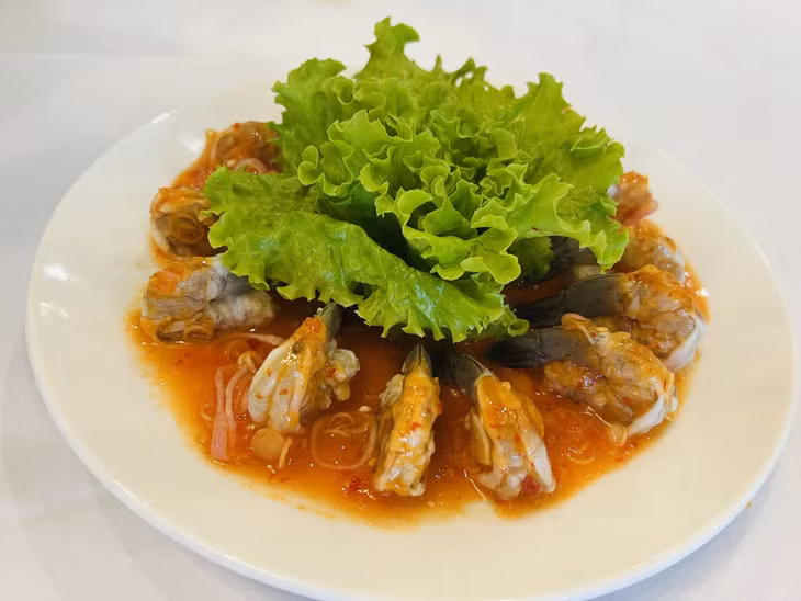 Gỏi tôm chua ngọt là món ăn hội tụ được cả về màu sắc bắt mắt và hương vị chua cay ngọt hòa quyện.