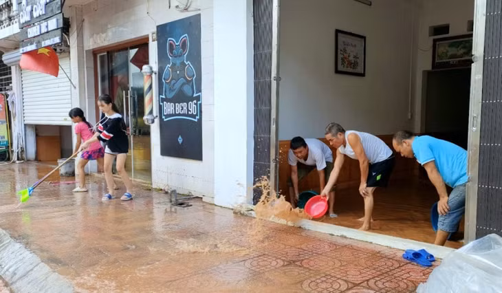 Người dân khu phố Thống Nhất chung sức tát nước sông ra khỏi nhà.