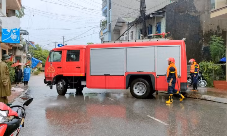 Tại các tuyến phố nằm ven bờ sông Tiên Yên thuộc địa bàn thị trấn Tiên Yên, các lực lượng cứu hộ cứu nạn đã được tăng cường giúp sơ tán người và tài sản cho người dân.
