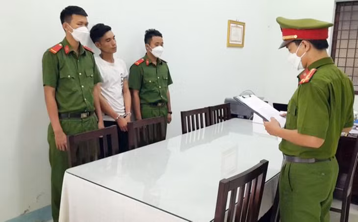 Cơ quan CSĐT Công an huyện Núi Thành thi hành quyết định bắt khẩn cấp Trần Công Lý. Ảnh:CA