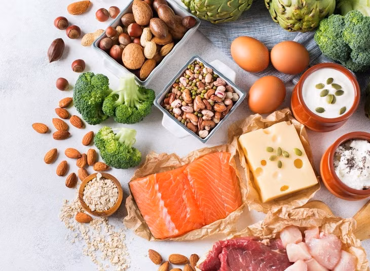 Chế độ ăn cân bằng bao gồm các loại đậu, ngũ cốc, trái cây sấy khô, hạt và rau xanh cũng dễ dàng cung cấp đầy đủ chất sắt. Ảnh: Sohu.