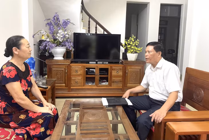 Ông Vũ Đức Mạnh, Trưởng ban BVDP phường Hồng Gai tuyên truyền, vận động người dân chấp hành tốt chủ trương, các quy định về ANTT.