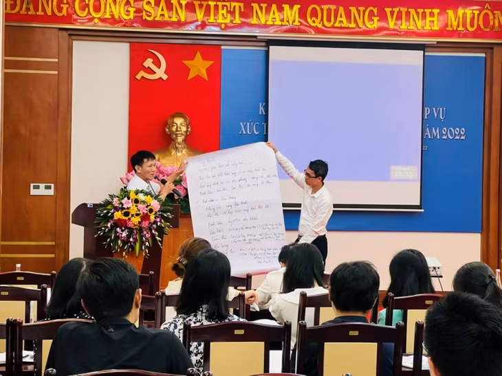 Đại diện của Nhóm học viên trình bày tại Phiên Thực hành kỹ năng xúc tiến đầu tư
