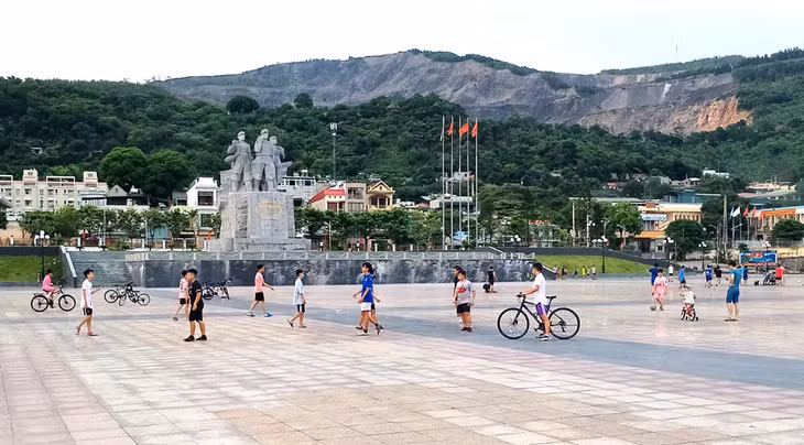 Quảng trường 12 - 11 là nơi vui chơi hàng ngày của người dân Cẩm Phả