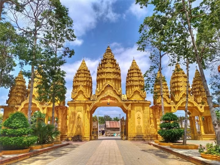 Ngôi chùa ‘dát vàng’ có lịch sử hơn 600 năm ở Trà Vinh nguy nga như cung điện - 1