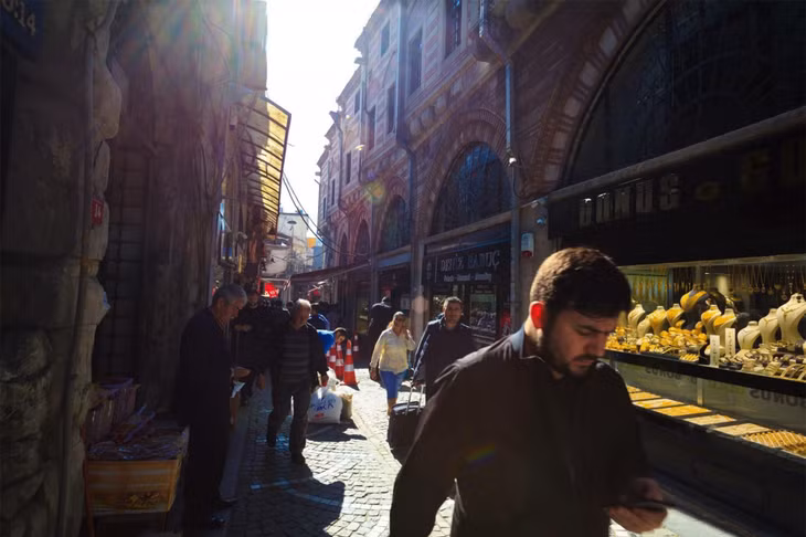Một con ngõ nhỏ cạnh chợ cổ Grand Bazaar - Istanbul.