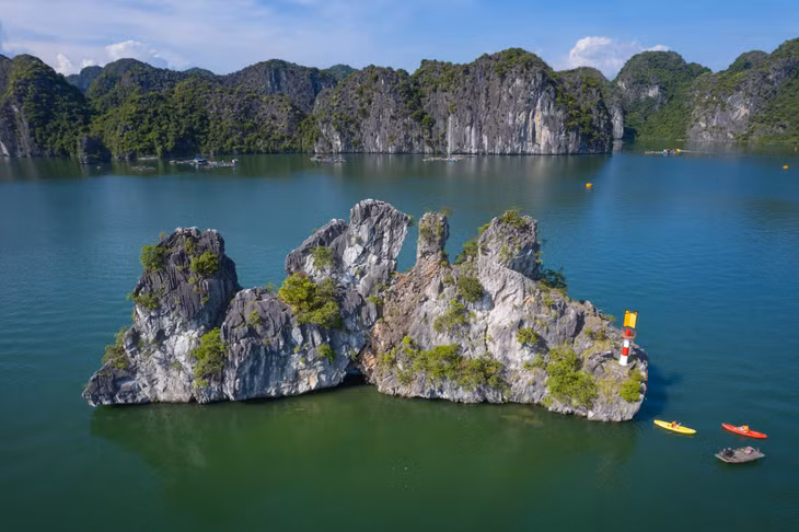 Làng chài cổ Cái Bèo là nơi mà du khách có thể tìm hiểu cuộc sống của những cư dân đã gắn bó với Vịnh Lan Hạ qua nhiều thế hệ