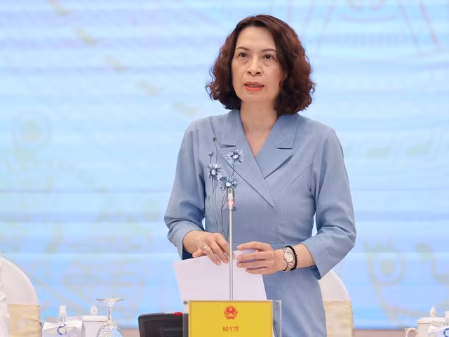 Thứ trưởng Bộ Y tế Nguyễn Thị Liên Hương trả lời các câu hỏi của báo chí tại họp báo - Ảnh: VGP/Nhật Bắc