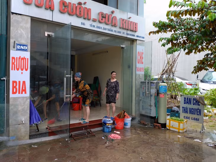 Người dân tổ 65, khu 8, phường Cao Thắng, TP Hạ Long, dọn dẹp nhà cửa do bị nước ngập vào nhà.