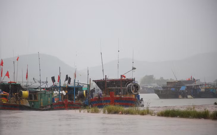 Các phương tiện hoạt động trên biển của người dân Móng Cái đã về nơi tránh trú bão an toàn.