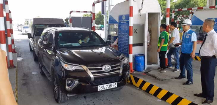 Các đơn vị thu phí phải tạo mọi điều kiện cho người dân lưu thông.