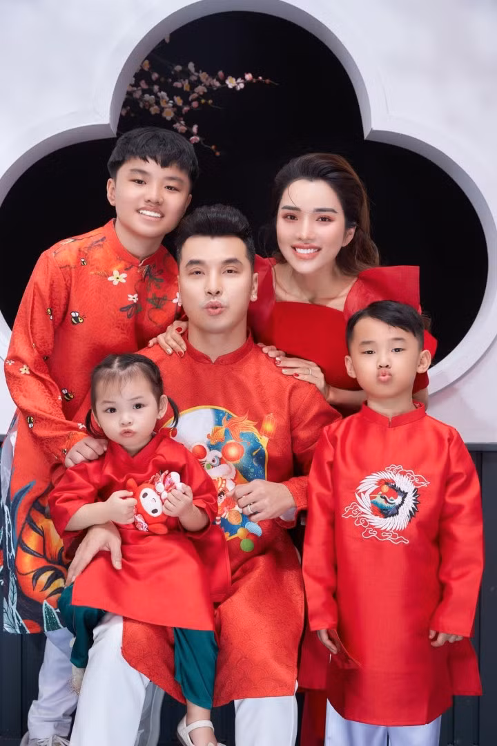 Gia đình ''đủ nếp, đủ tẻ'' của Ưng Hoàng Phúc.