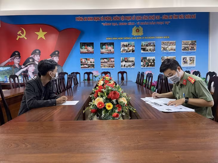 Cán bộ Công an đang lấy lời khai đối với Nguyễn Quốc Huy.