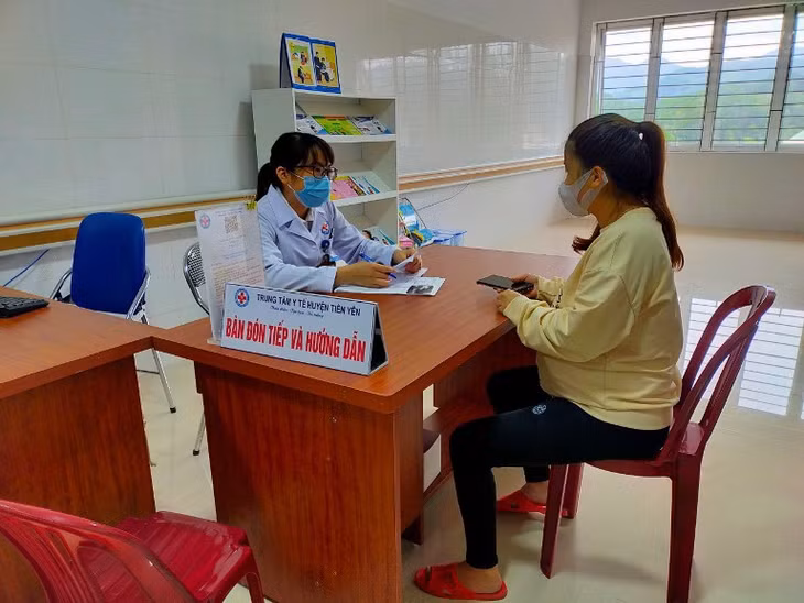 Bác sĩ Trung tâm y tế huyện Tiên Yên tư vấn sức khỏe cho phụ nữ mang thai.