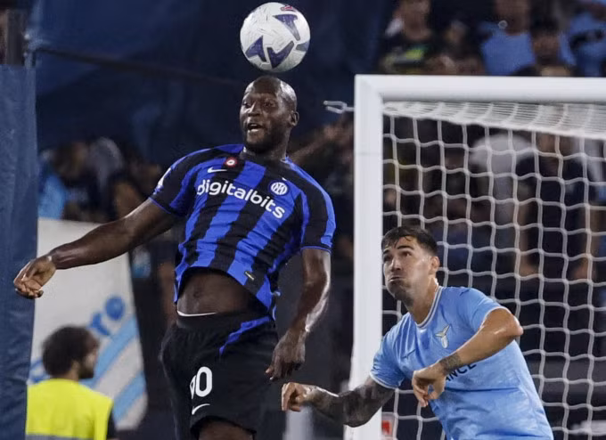 Lukaku tranh bóng bổng với Romagnoli trong trận Inter thua chủ nhà Lazio 1-3 ở Serie A ngày 26/8. Ảnh: ANSA