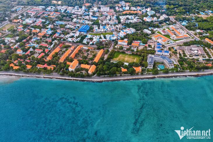 Biển Côn Đảo luôn xanh ngắt, nhất là vào lúc trời nắng to. Với những người yêu thích sự yên bình, du lịch hòn đảo này là một sự lựa chọn hợp lý.