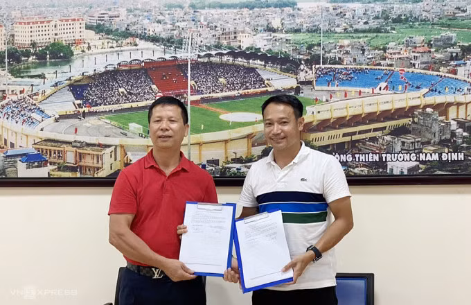HLV Vũ Hồng Việt (phải) ký hợp đồng cùng Giám đốc Điều hành CLB Nam Định Phạm Cầm Kỳ chiều 22/8. Ảnh: Lâm Thỏa