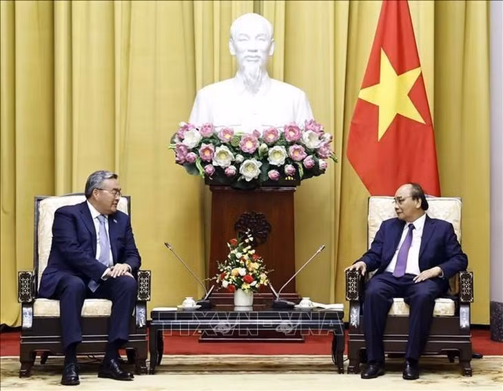Chủ tịch nước Nguyễn Xuân Phúc tiếp Phó Thủ tướng, Bộ trưởng Ngoại giao Kazakhstan Mukhtar Tileuberdi. (Ảnh: TTXVN)
