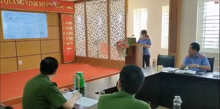 Kiểm sát viên Viện KSND TP Cẩm Phả báo cáo án bằng sơ đồ hóa tại cuộc họp liên ngành giữa Viện KSND thành phố và cơ quan CSĐT Công an thành phố.