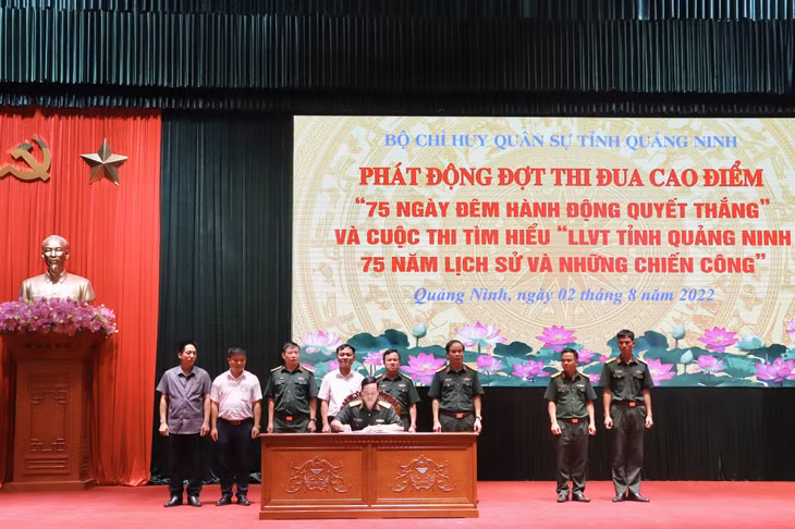 Đại diện các đơn vị trong khối thi đua Lực lượng vũ trang đã ký kết giao ước quyết tâm thi đua hoàn thành các nhiệm vụ được giao.