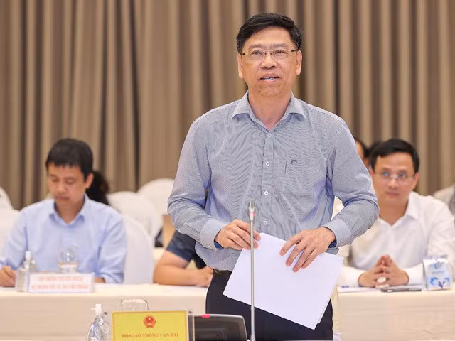 Thứ trưởng Bộ GTVT Nguyễn Xuân Sang: Giá xăng dầu tăng thì giá vận tải tăng nhưng thường khi giá xăng dầu giảm sẽ có độ trễ nhất định để giá cước vận tải giảm - Ảnh: VGP/Nhật Bắc