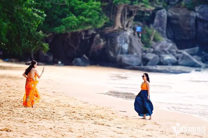 Bãi Đầm Trầu được nhiều người cho là bãi biển đẹp nhất ở Côn Đảo (cách thị trấn trung tâm 14km).