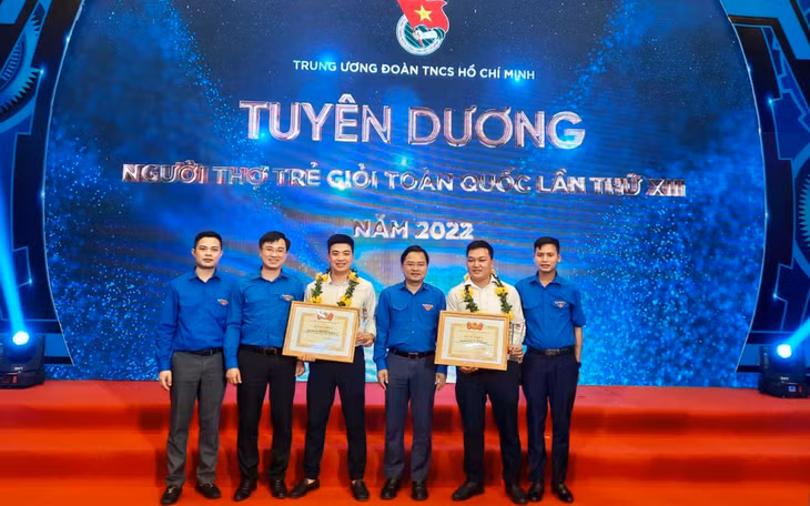 Lương Văn Thuyết (thứ 2, từ phải sang) nhận danh hiệu Thợ trẻ giỏi toàn quốc năm 2022.