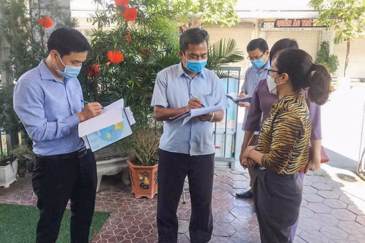 Đoàn công tác của Ủy ban MTTQ tỉnh giám sát việc thực hiện chính sách hỗ trợ người dân gặp khó khăn do Covid-19 tại thị trấn Quảng Hà, huyện Hải Hà (tháng 5/2022). Ảnh: Thanh Trường (Trung tâm TT&amp;VH Hải Hà)