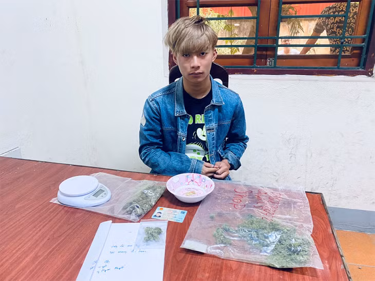 Nông Ngọc Quyết cùng tang vật bị thu giữ tại cơ quan Công an.