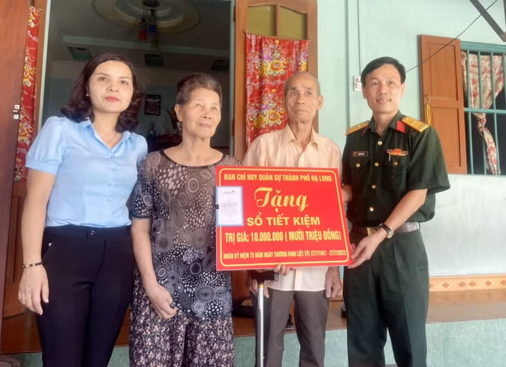 Ban CHQS TP Hạ Long và đại diện chính quyền địa phương trao tặng sổ tiết kiệm 10 triệu đồng cho gia đình CCB Nguyễn Đại Số nhân dịp kỷ niệm 75 năm Ngày Thương binh - Liệt sĩ.