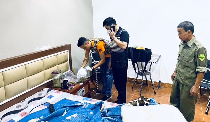 Lực lượng Công an khám xét nơi ở của đối tượng Nông Ngọc Quyết.
