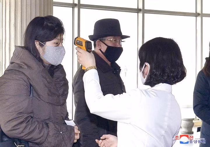 Hồi đầu tuần này, Nhà lãnh đạo Triều Tiên Kim Jong Un đã tuyên bố nước này chiến thắng trong chiến dịch khẩn cấp chống Covid-19, sau 3 tháng kể từ khi xuất hiện ca mắc đầu tiên. (Ảnh: Reuters)