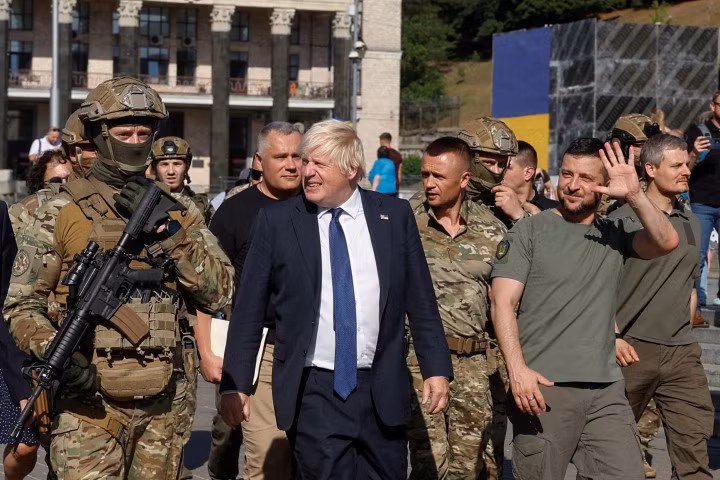 Thủ tướng Anh Boris Johnson (trái) và Tổng thống Ukraine Volodymyr Zelensky tại Kiev hôm 24/8. (Ảnh: Reuters)