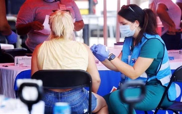 Tiêm vaccine phòng bệnh đậu mùa khỉ cho người dân tại New Orleans (Mỹ), ngày 13/8/2022. (Ảnh: THX/TTXVN)