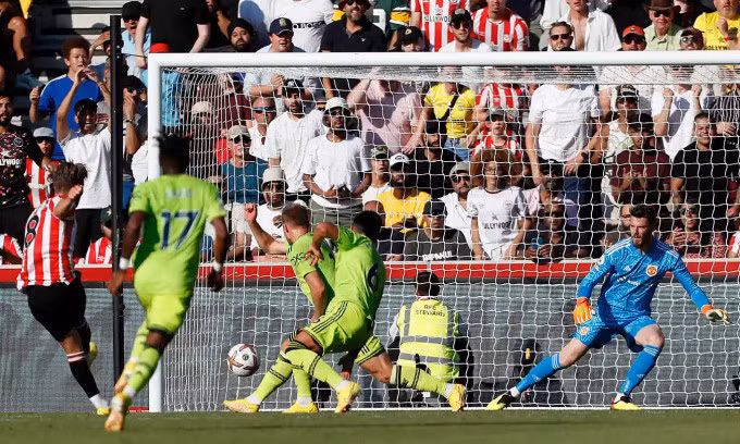 Mathias Jensen (trái) nâng tỷ số lên 2-0 cho Brentford trước Man Utd ở vòng hai Ngoại hạng Anh hôm 13/8. Ảnh: AFP