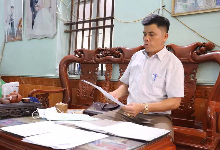 Bí thư Chi bộ, Trưởng thôn 6 Đinh Khắc Tạn nghiên cứu các chính sách, pháp luật của Đảng, Nhà nước và địa phương để tuyên truyền tới người dân.