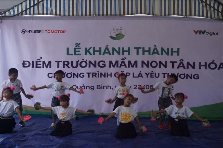 Tiết mục văn nghệ của các em học sinh.