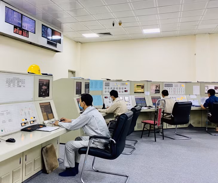 Vận hành sản xuất tại phòng Trung tâm điều khiển Công ty Nhiệt điện Uông Bí.