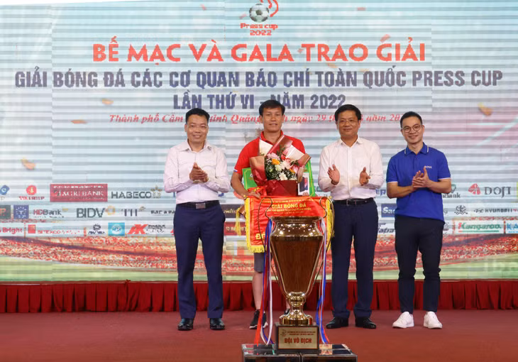 Đội bóng Hội Nhà báo tỉnh Quảng Ninh nhận giải phong cách từ Ban tổ chức.