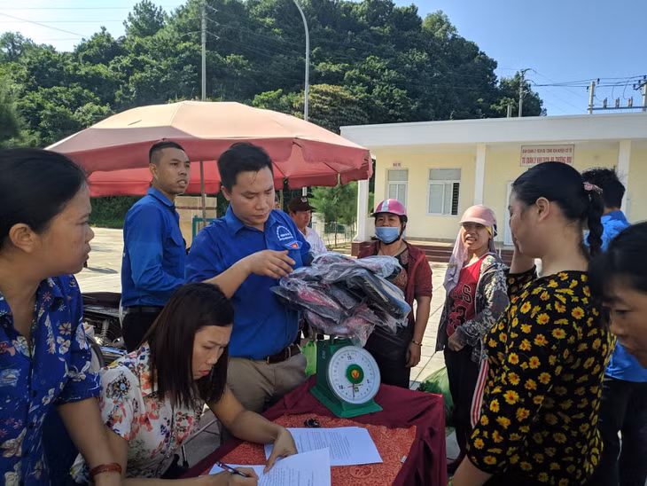 Đoàn Thanh niên huyện Cô Tô tổ chức đổi miễn phí túi nilon khó phân hủy sang túi thân thiện môi trường.