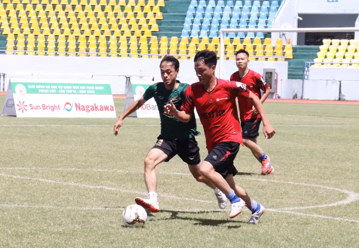 Cả hai đội bóng đều chơi cân tài, cân sức...